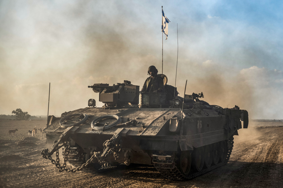 Ein israelischer Panzer fährt in der Nähe der Grenze zwischen Israel und Gaza.