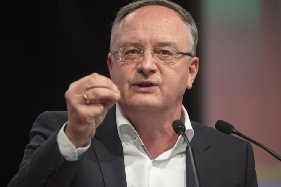 SPD-Fraktionschef Andreas Stoch (51) fordert den Rücktritt von Wirtschaftsministerin Nicole Hoffmeister-Kraut.