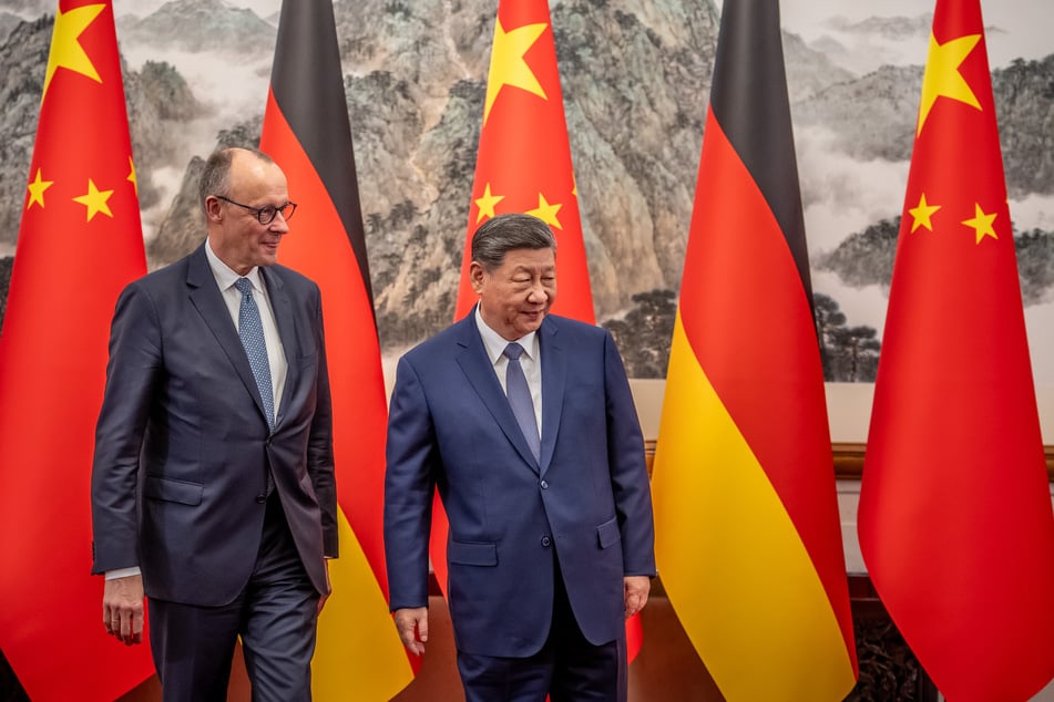 Bundeskanzler Friedrich Merz (70, l.) reiste nach China für ein Treffen mit Staatschef Xi Jinping (72).