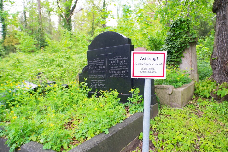 "Lebensgefahr! Zutritt verboten!": Solche Warnschilder wie auf dem St.-Pauli-Friedhof wird es in Zukunft wohl häufiger geben.