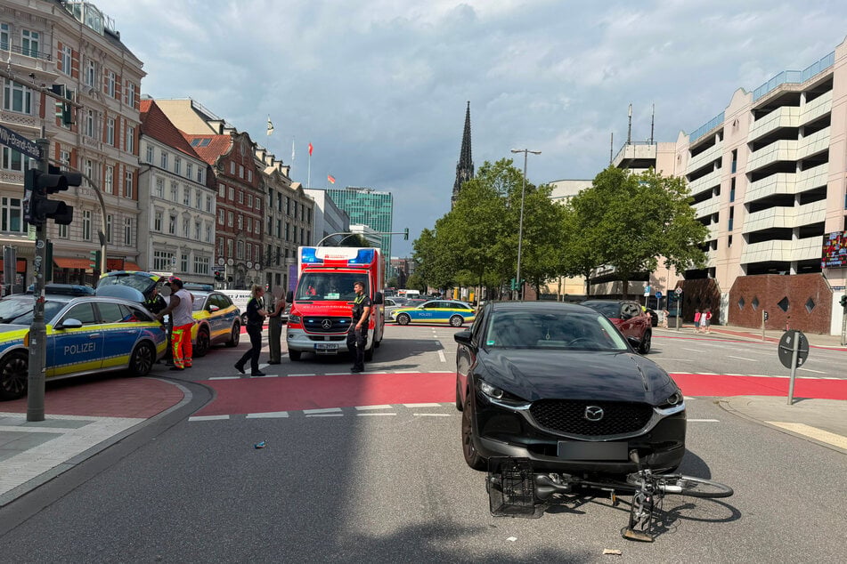 Am Mittwochvormittag wurde eine Radfahrerin in Hamburg von einem Auto erfasst.