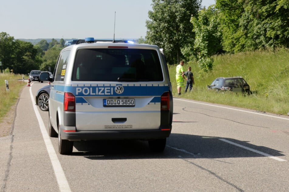 Der Mazda landete nach dem Unfall im Straßengraben. Die S200 war kurzzeitig gesperrt.