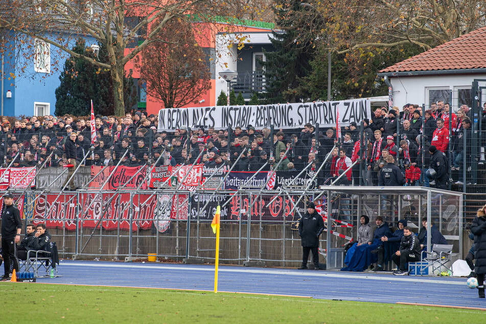 "In Berlin alles instabil: Regierung, Stadtrat, Zaun": Selbst die Fans des Halleschen FC verhöhnten Ende 2024 die Stadion-Thematik beim Gastspiel in Berlin.