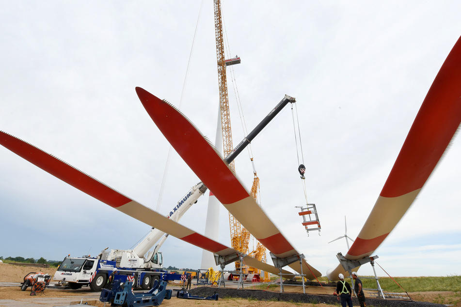 Zu wenig neue Windräder gehen in Sachsen ans Netz. Hier wird ein Rotorblatt für den Anbau an einem 241 Meter hohen Windrad bei Leising vorbereitet.