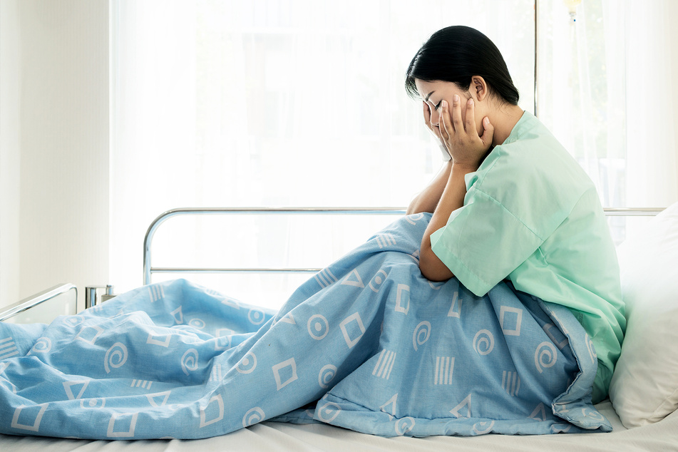 Die junge Frau ließ der Mann in der Klinik allein. (Symbolbild)