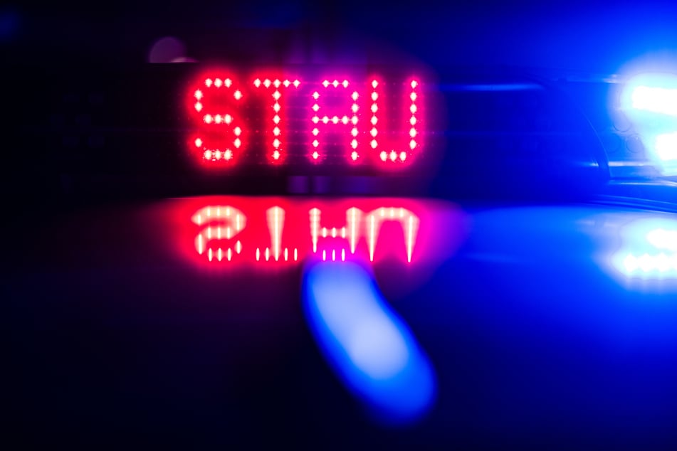Die A4 ist nach einem Unfall am Sonntagmorgen voll gesperrt. (Symbolbild)