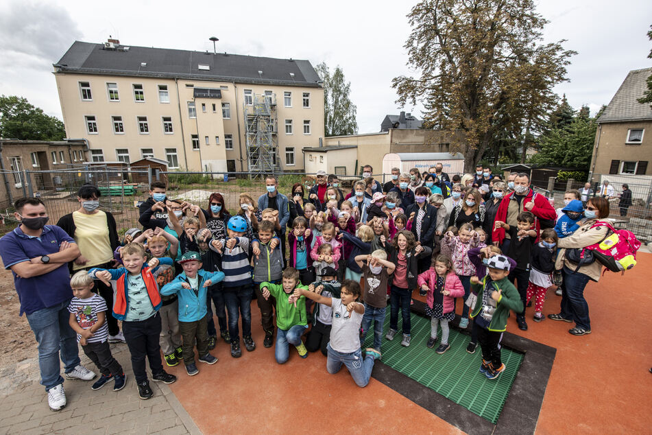 Schüler und Eltern protestierten, weil die Grundschule Mittelbach eine Dauerbaustelle ist.