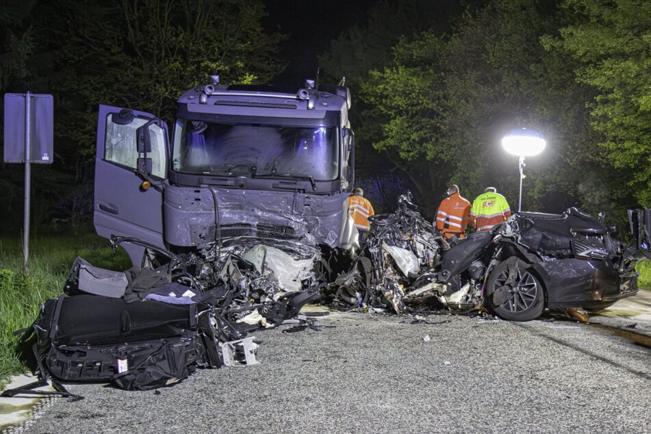 Bei einem Frontalcrash auf der B77 bei Kropperbusch ist ein Škoda-Fahrer ums Leben gekommen.