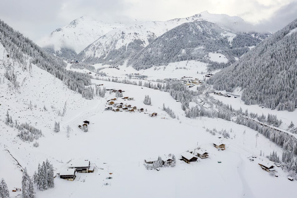 Das Kalsertal in Osttirol ist mit Schnee bedeckt. Der Winter macht sich in Teilen Österreichs mit enormen Schnee- und Regenmengen bemerkbar.