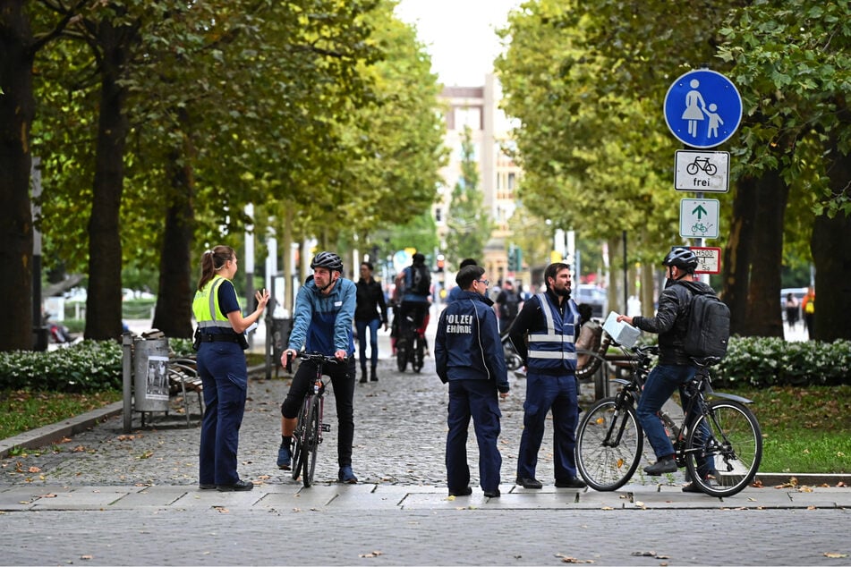 Da war das Radeln noch erlaubt: Im September fand eine Kontrollaktion von Ordnungsamt und Polizei wegen zu schneller Radfahrer auf der Hauptstraße statt.