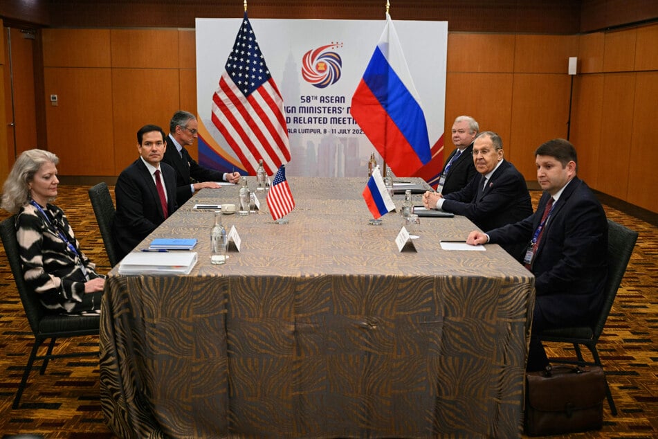 US-Außenminister Marco Rubio (54, 2.v.l.) trifft sich mit dem russischen Außenminister Sergej Lawrow (75, 2.v.r.) am Rande des Asean-Außenministertreffens.