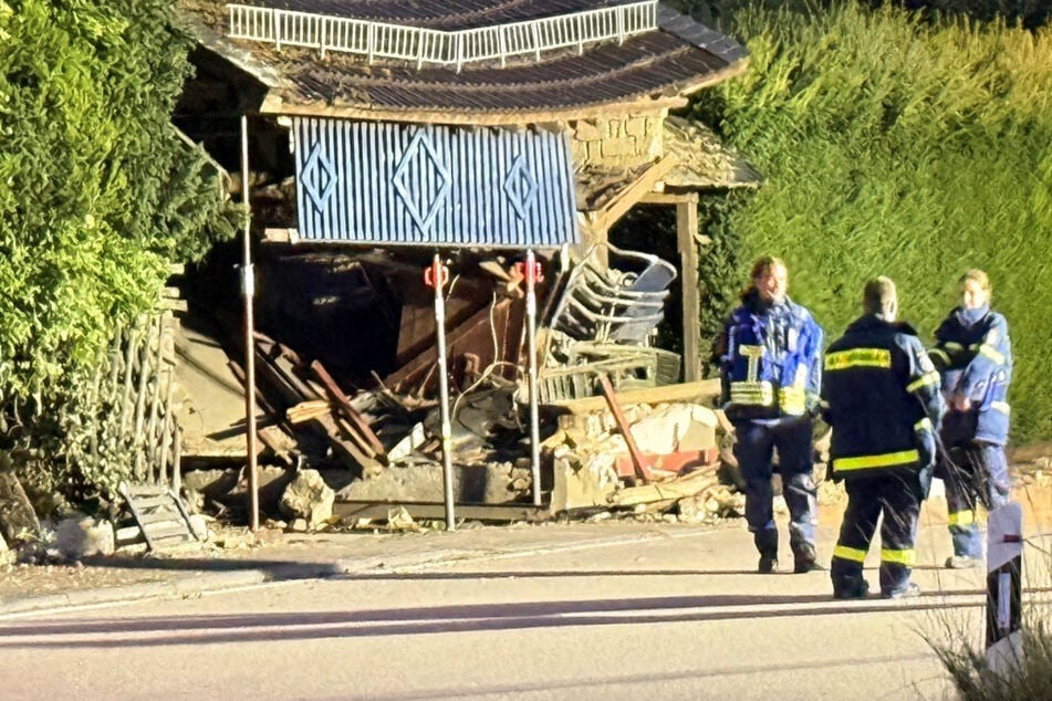 Auto kracht in Garagenkomplex: Junger Mann schwer verletzt