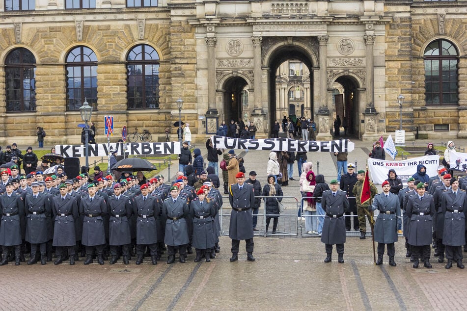 Während der Offiziers-Feier auf dem Theaterplatz skandierte die Initiative Antimilitarismus "Kein Werben fürs Sterben!"