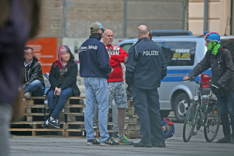 Sven Georgi (rotes Hemd) ist Vorstand der rechtsextremen "Freien Sachsen". Ende 2021 schlug er eine Polizistin (27).