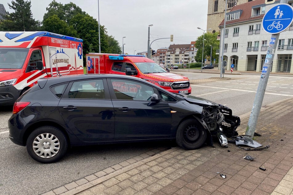 Bei einem Unfall in Halberstadt wurde ein 61-jähriger Autofahrer schwer verletzt.