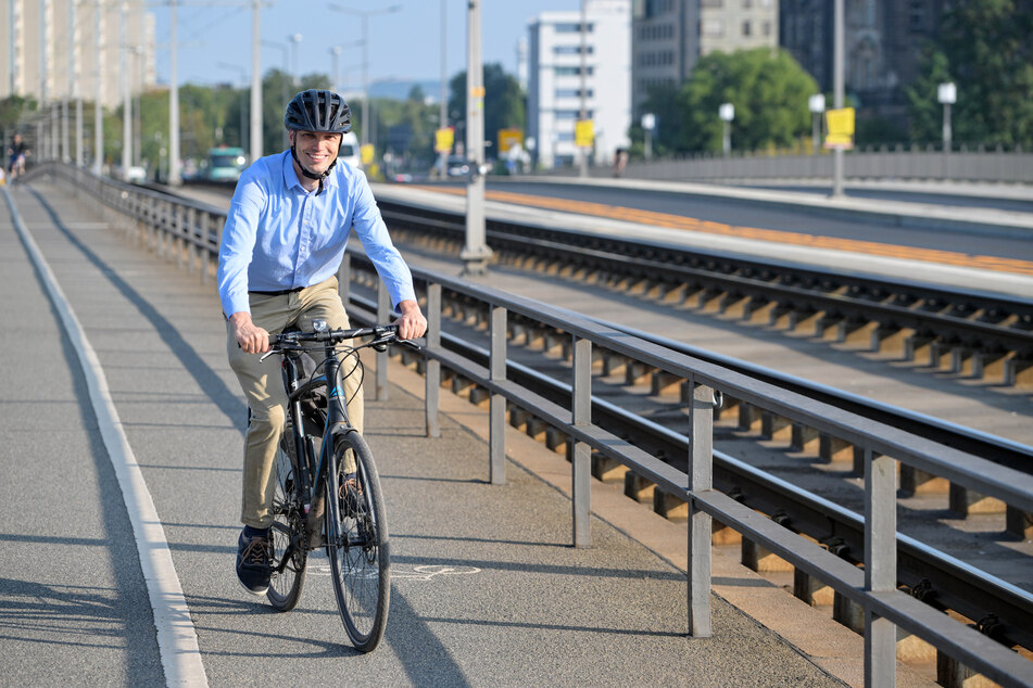 Clemens Kämpf (42) quert die Brücke lieber getrennt von den Autos.