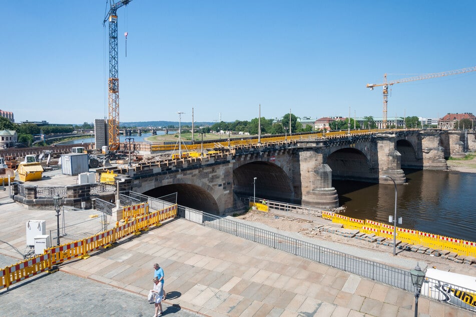 Mittlerweile ist die Augustusbrücke saniert und für den Verkehr freigegeben. Sie kostete 26 Millionen Euro.