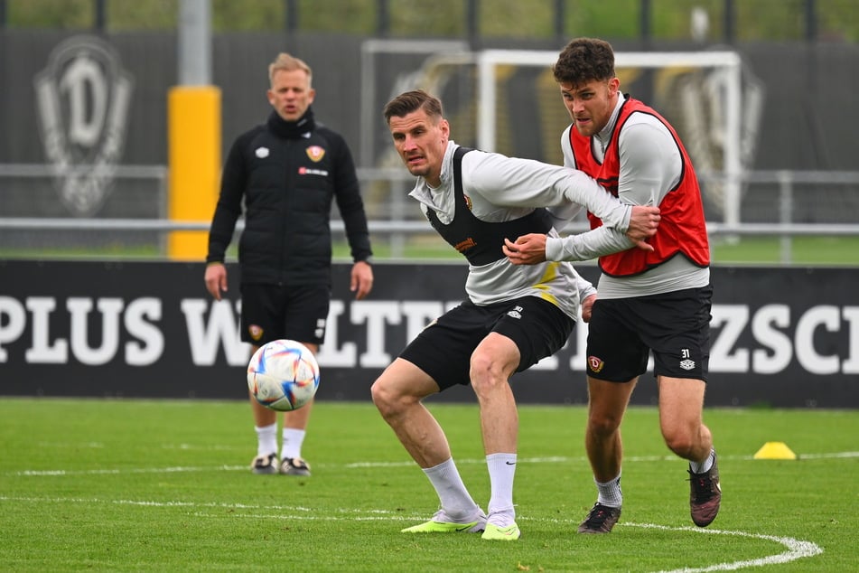 Jakob Lewald (24, r.) und Stefan Kutschke (34, M.) schenken sich schon im Training nichts. Markus Anfang (48) im Hintergrund fordert das auch am Samstag im Spiel.