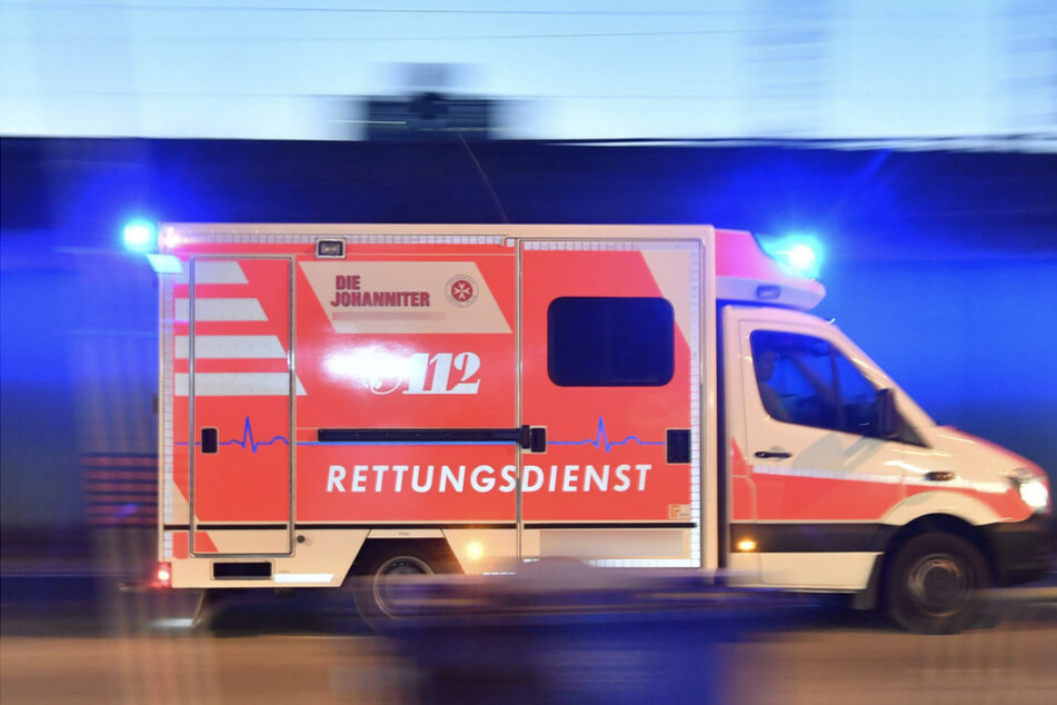 Schwer verletzt wurde ein 35-jähriger Radler in ein Krankenhaus verbracht. In Leipzig-Stötteritz war es zuvor zum Zusammenstoß mit einem Auto gekommen. (Symbolbild)