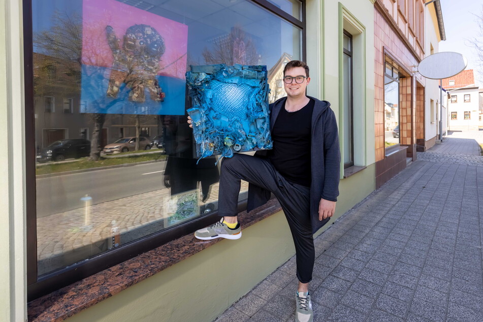 Benjamin Knoblauch (30) zeigt seine Kunst in den Schaufenstern von Kollege Tasso.
