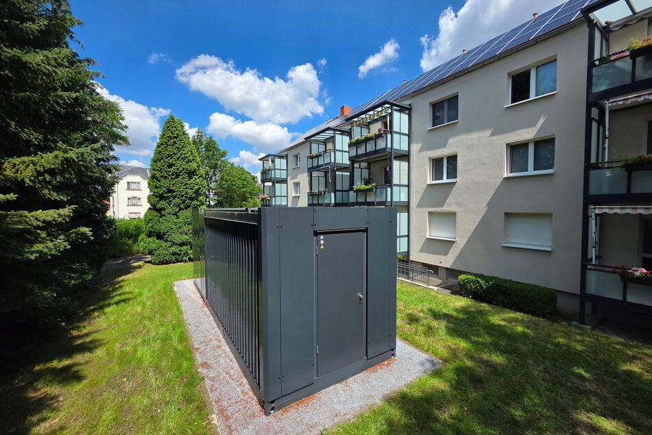 Der "Wärmepumpen-Cube" versorgt vier Wohngebäude an der Karlsruher Straße in Plauen mit klimafreundlicher Wärme.