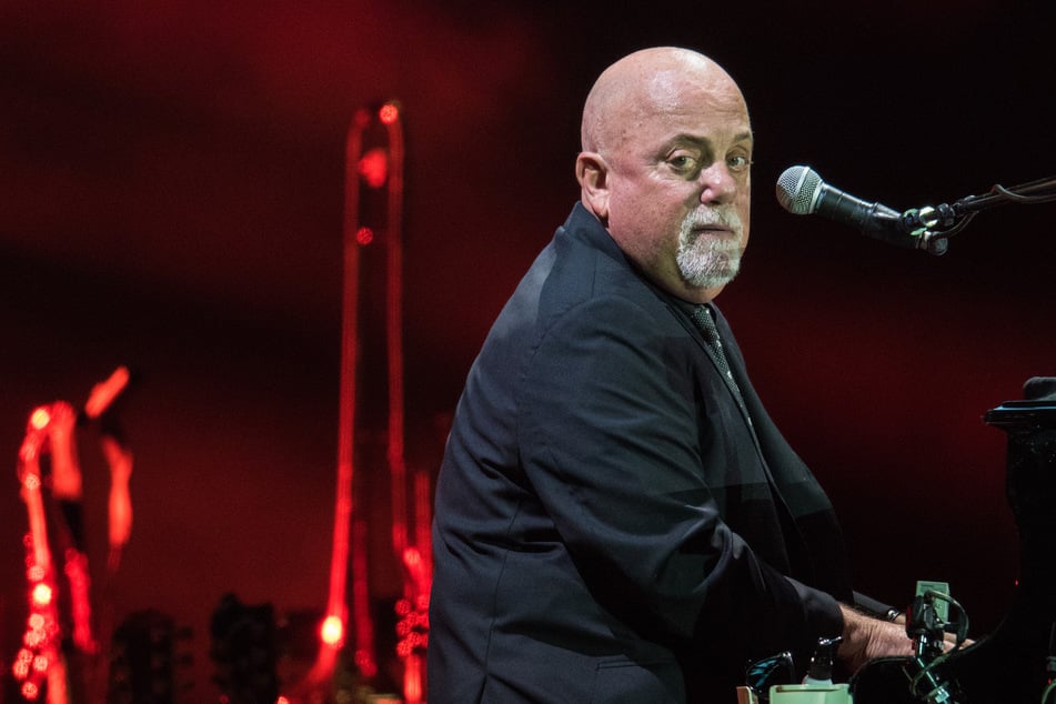 Infolge seiner Hirnerkrankung muss Musiklegende Billy Joel (76) seine kommenden Konzerte absagen.