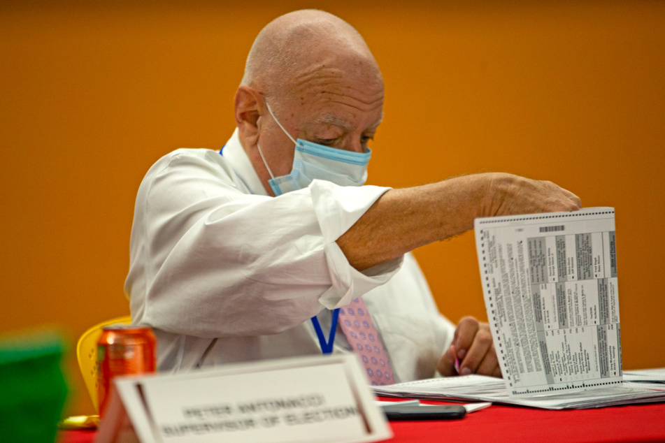 Pete Antonacci, Wahlbeauftragter des Broward County, sortiert Stimmzettel im Lauderhill Office Supervisor of Elections.