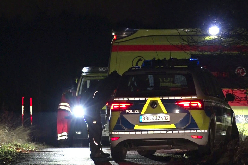 Brandenburger Polizisten haben den Wagen mit dem toten Kind in der Nacht zu Montag am Straßenrand entdeckt.