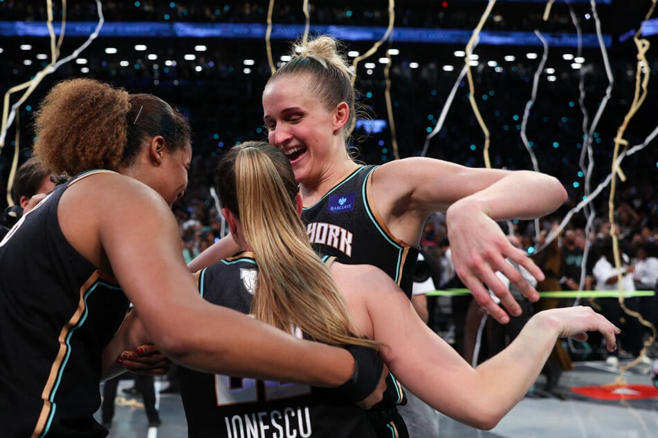 Leonie Fiebich (24, r.) und Nyara Sabally (24, l.) haben sich den Traum vom Meistertitel in der WNBA erfüllt.