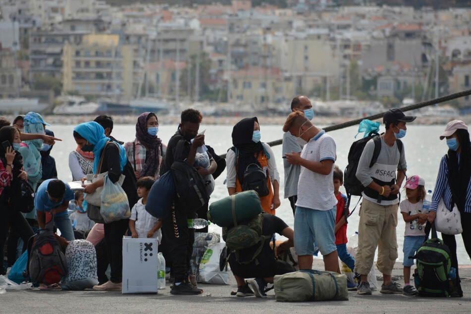 Migranten stehen Schlange, um eine Fähre von der Insel Lesbos zum griechischen Festland zu besteigen (Symbolbild).
