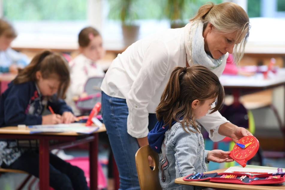 Mehr Unterricht, weniger Schach-AG und schon gar nicht ans Ministerium: Knallhart-Paket für Sachsens Lehrer!