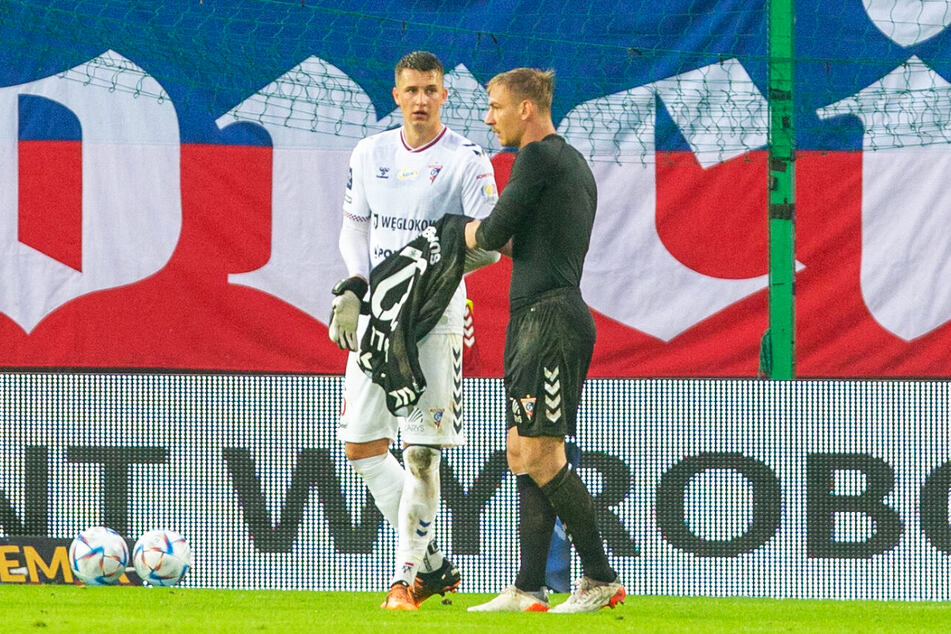 Mittelfeldspieler Krzysztof Kubica (22, l.) musste nach der Roten Karte gegen Kevin Broll (27) für die letzten Minuten das Gornik-Tor hüten.