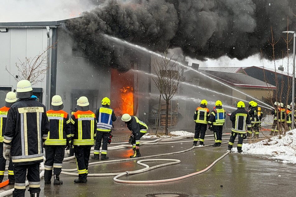 Aufgrund der Stahlkonstruktion und der explodierenden Gasflaschen war ein Innenangriff auf das Feuer ausgeschlossen.