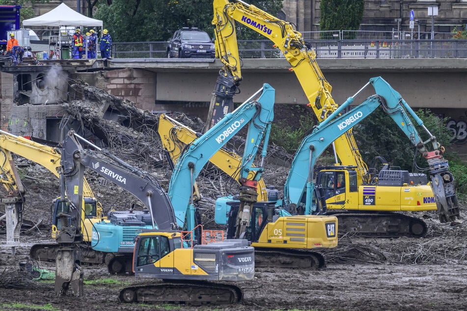 Großgerät und Arbeiter waren rund um die Uhr auf der Abrissbaustelle im Einsatz.