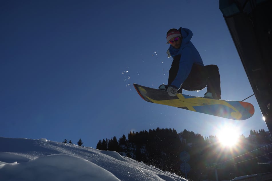 Klirrend kalt, aber Sonnenschein: Wintersportler starten am Söllereck in die Saison.