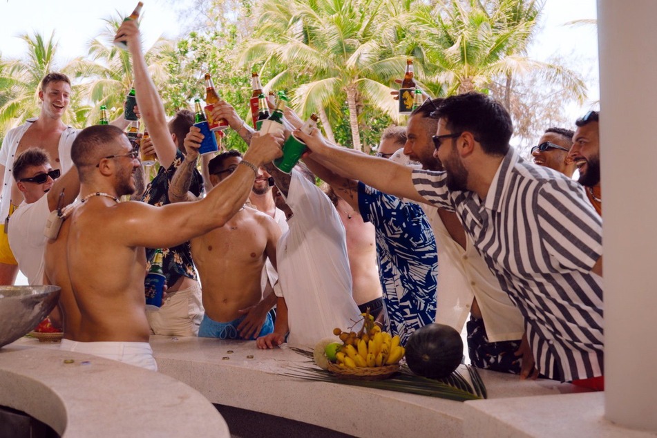 Die Männer starten trinkfreudig in die neue "Bachelorette"-Staffel.