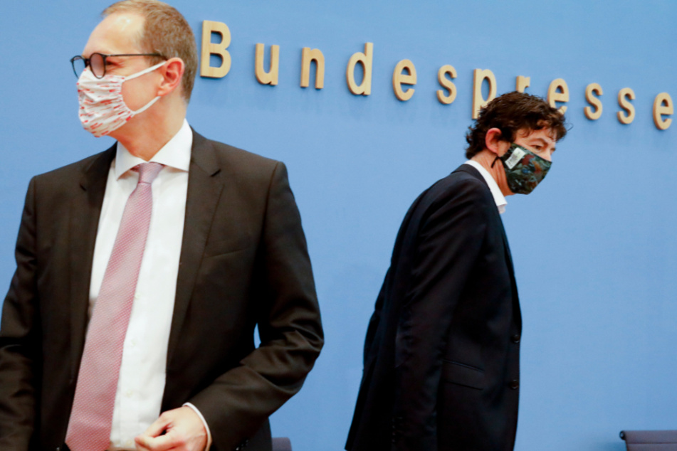 Berlin: Michael Müller (links, 55, SPD), Regierender Bürgermeister von Berlin, und Christian Drosten (48), Direktor Institut für Virologie, Charité Berlin, kommen am 9. Oktober mit Mund-Nasen-Schutz zur einer Pressekonferenz über die steigende Zahl der COVID-19-Patienten in den deutschen Großstädten.