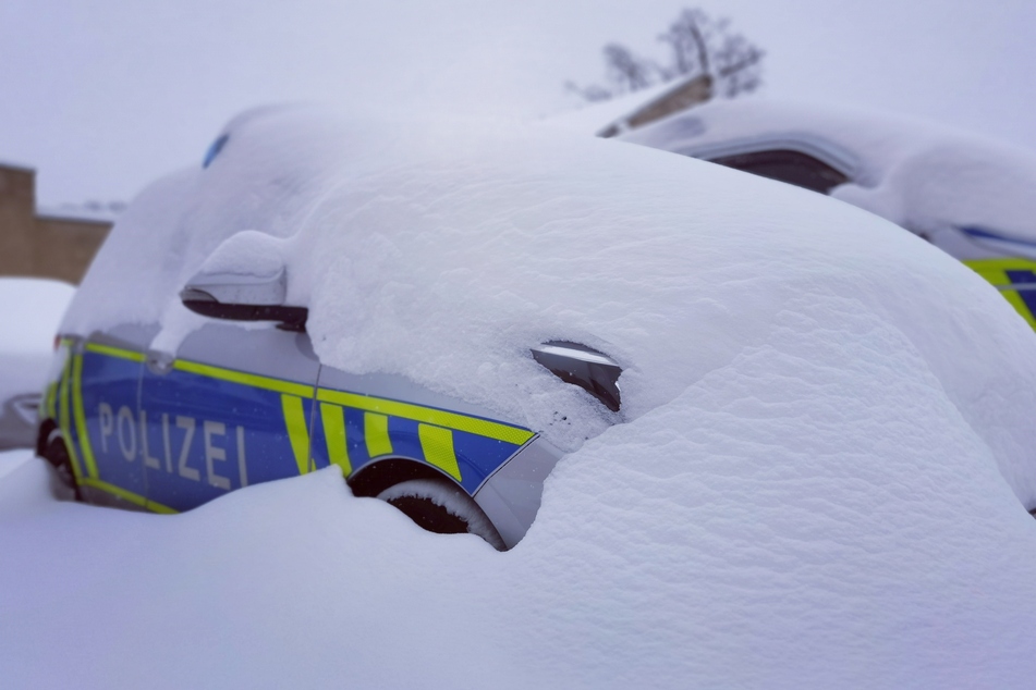 Im Harz sind viele Polizeiautos eingeschneit worden.