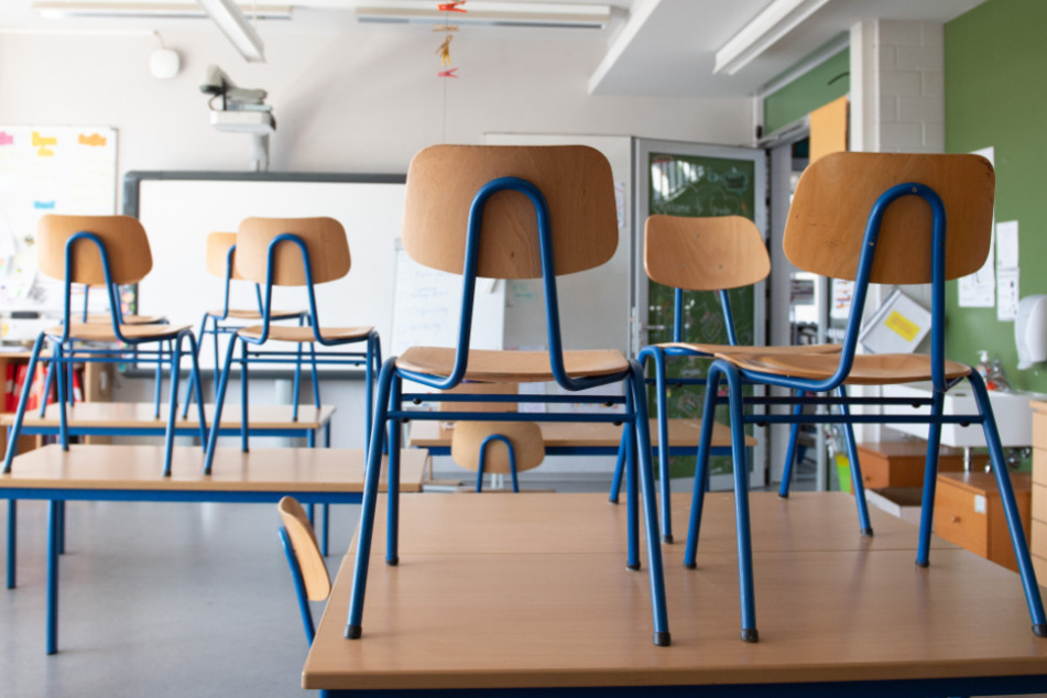 Noch stehen die Stühle in Sachsens Schulen auf den Tischen.
