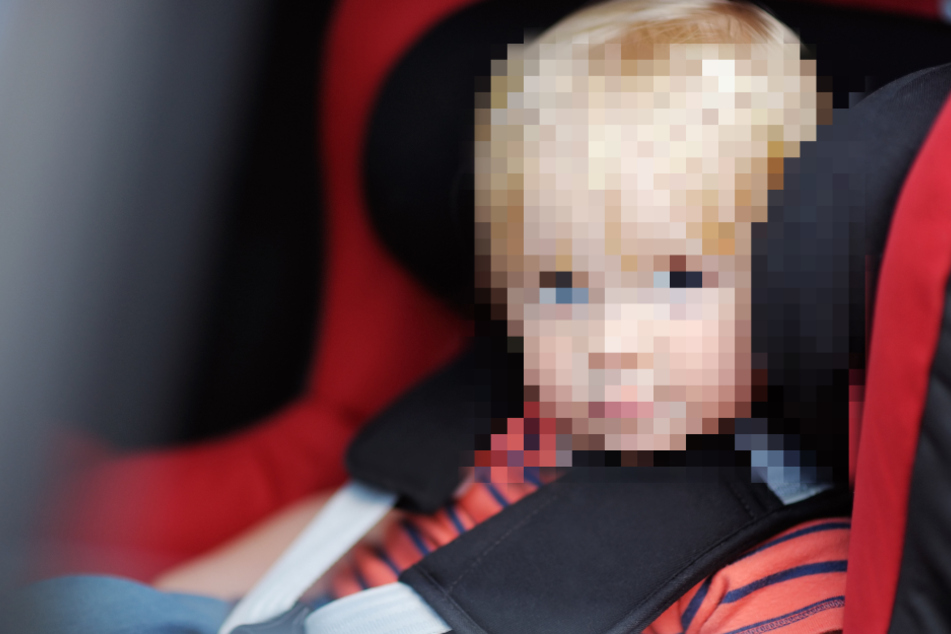 Das Kind war alleine im Auto (Symbolfoto).