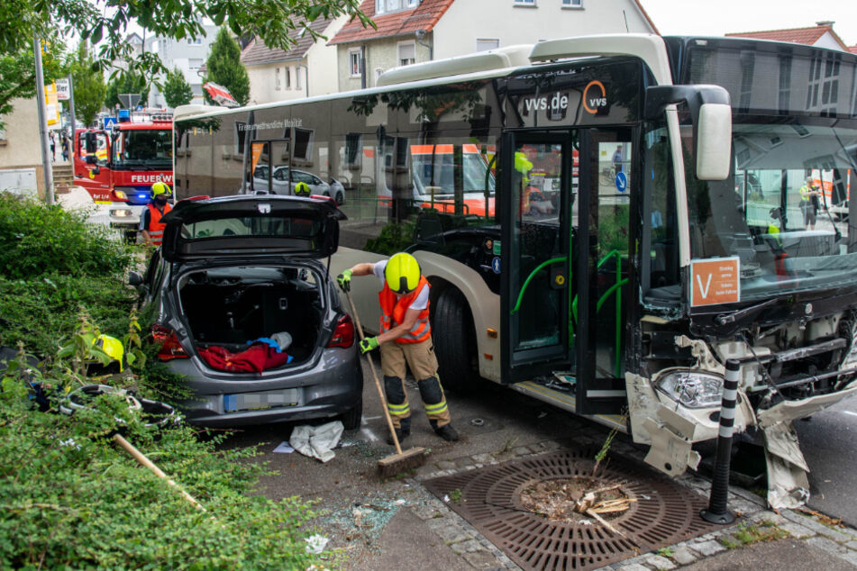 Die beiden Insassen des Opel und der Busfahrer wurden bei dem Unfall schwer verletzt.