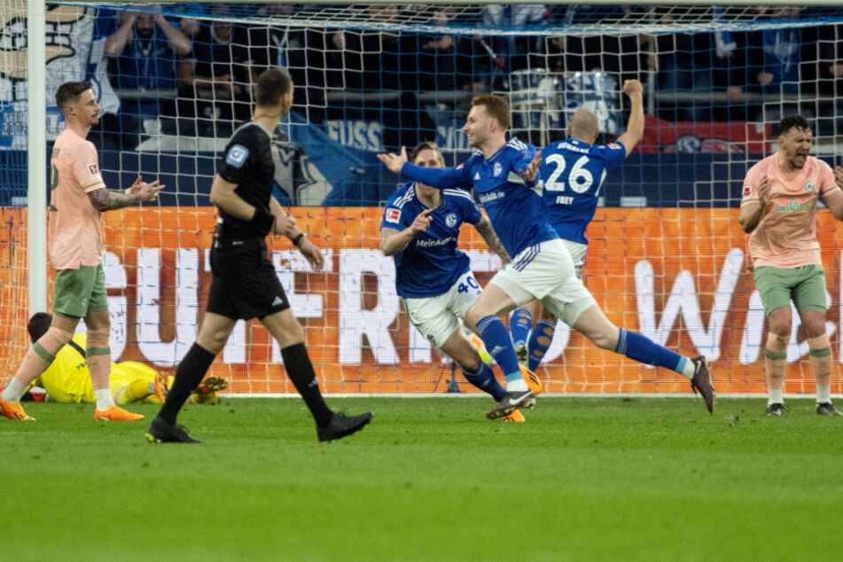 Schalkes Sepp van den Berg (M.) jubelt über seinen Treffer zum zwischenzeitlichen Ausgleich.