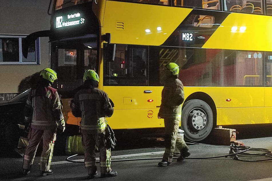 Rettungskräfte mussten mit schweren technischen Geräten den Bus anheben