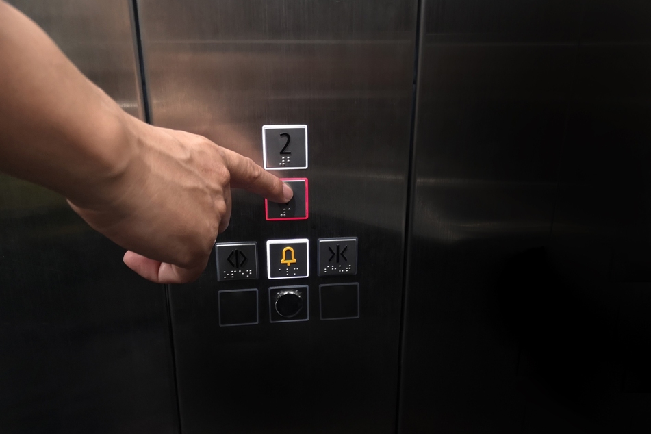 Zwei Personen im Lift wurden verletzt. (Symbolbild)