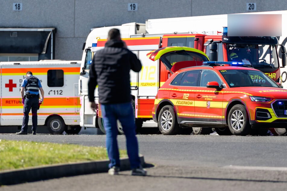Mann (†51) von Sattelzug überrollt und tödlich verletzt