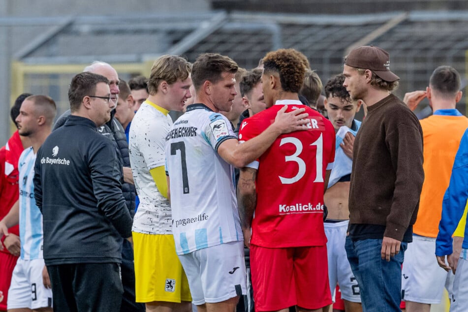 Die Spieler hielten nach dem Vorfall zusammen: Florian Niederlechner (l.) klopft Justin Butler auf die Schulter.