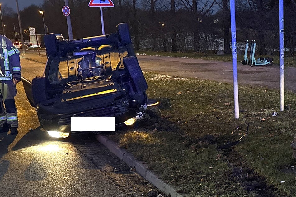 Aus noch ungeklärter Ursache kam der Wagen eines 23-Jährigen in Wolfsburg von der Straße ab und überschlug sich.
