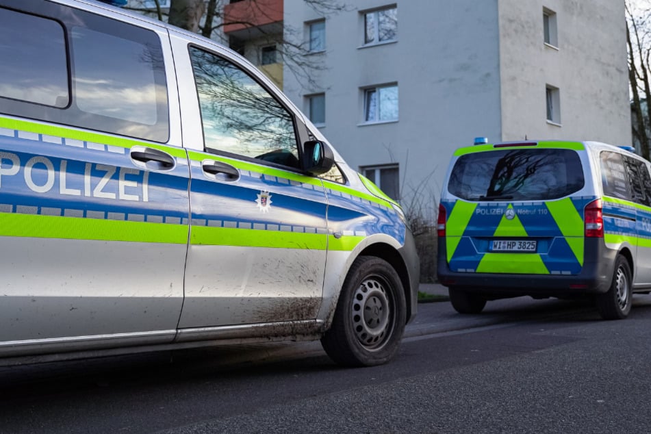 Ein Großaufgebot der Polizei rückte am frühen Dienstagabend vor dem Hochhaus im Hanauer Stadtteil Wolfgang an.