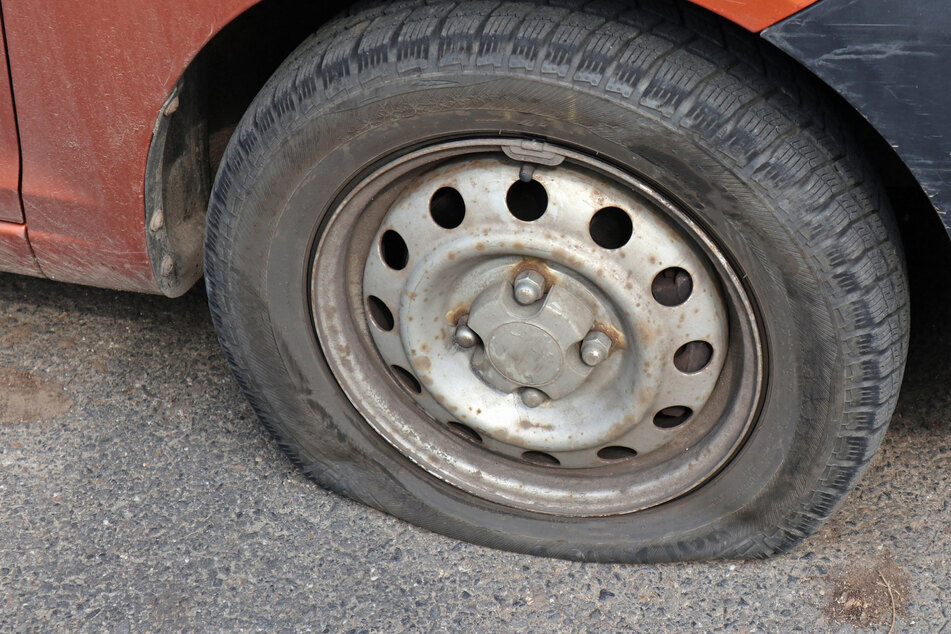 116 Lieferfahrzeuge hat es erwischt. Unbekannte haben in Rothensee die Reifen zerstochen. (Symbolbild)