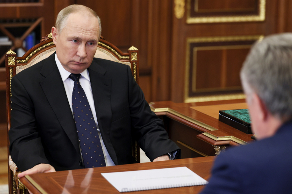 Wie viel verrät Putins Körpersprache? Auch bei seinem kürzlichen Treffen mit dem Fußballfunktionär Witaly Mutko (63) hielt sich der Kreml-Chef am Tisch fest.